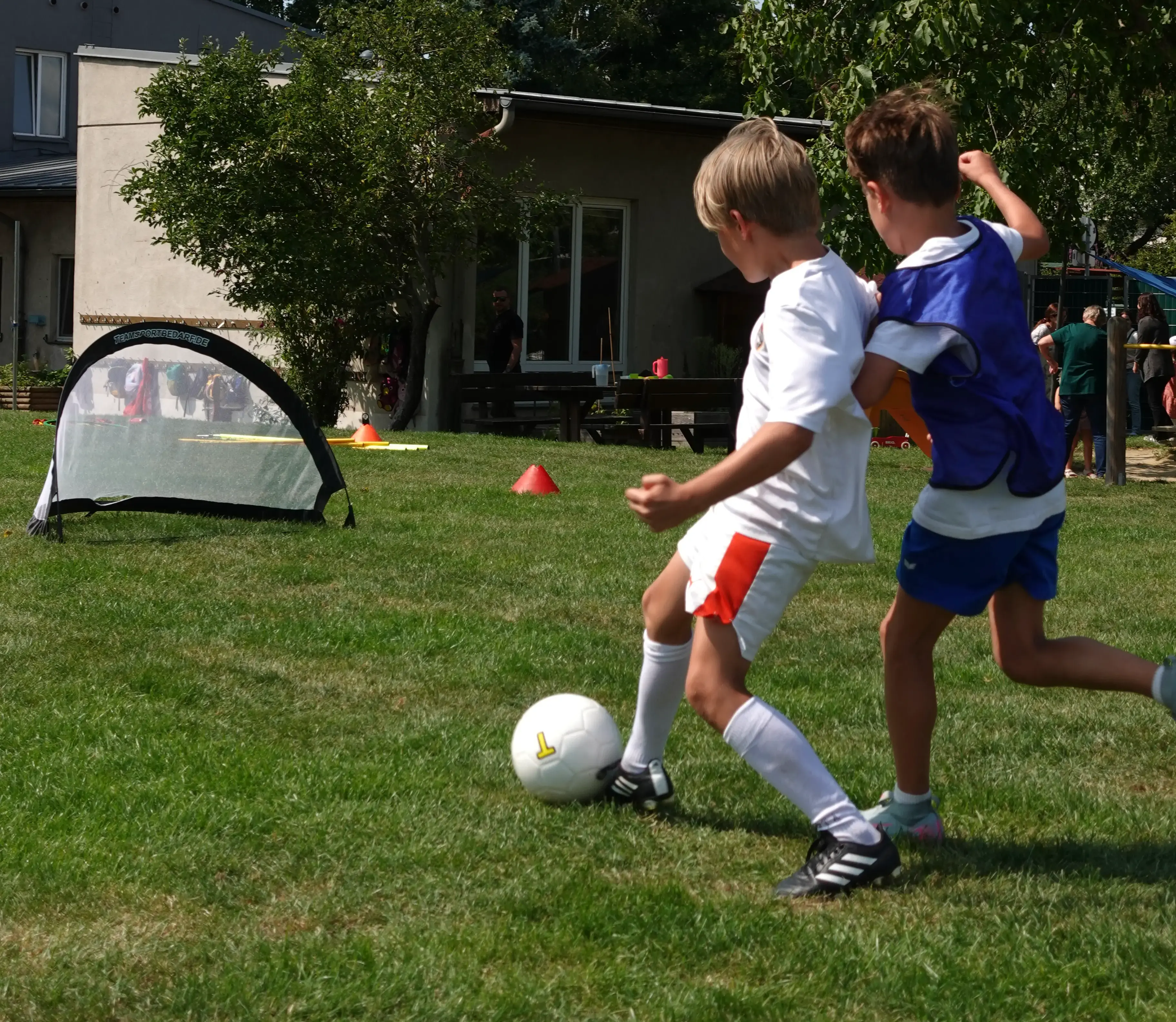 Kinder haben Spaß beim Fußball